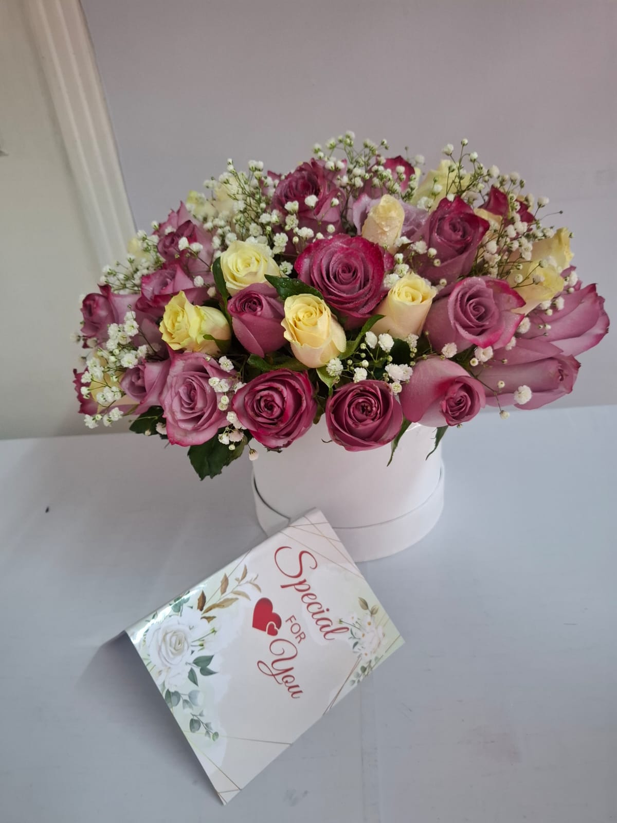 ROUND BOX PURPLE & WHITE ROSES