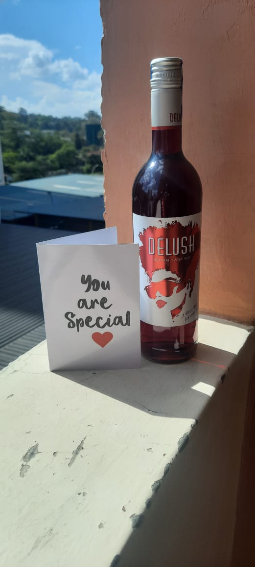 DELUSH RED WINE WITH CARD