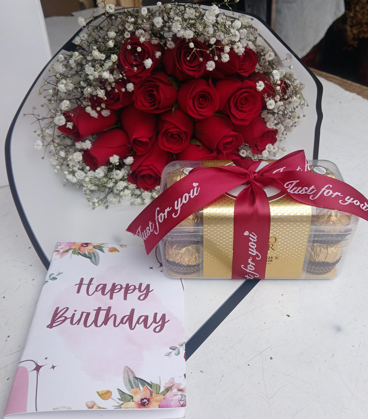 RED & 16 PIECES FERRERO ROCHER CHOCOLATES