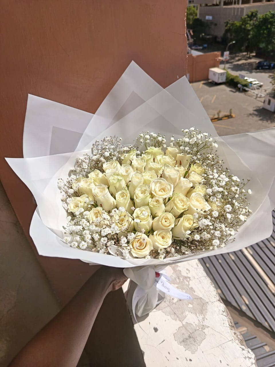 40 ROSES WITH RIM BABY'S BREATH