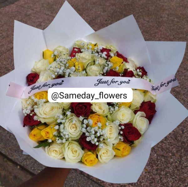 60 MIXED ROSES WITH A BAND