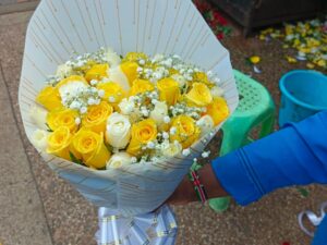 30 YELLOW & WHITE ROSES