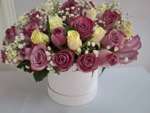 ROUND BOX WHITE & PURPLE ROSE ARRANGEMENT