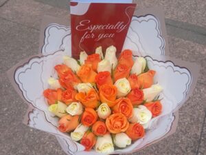40 WHITE & ORANGE ROSES