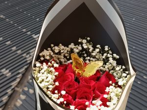 MINI RED ROSES WITH A BUTTERFLY