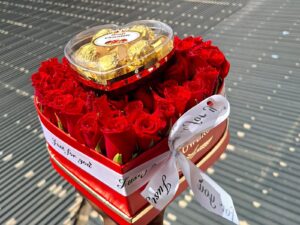 HEART BOX ARRANGEMENT WITH 5 PIECES GOLDEN CHOCOLATES