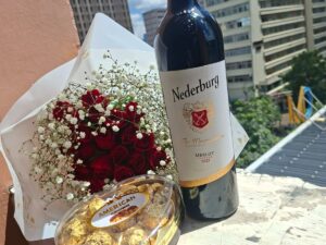 RED ROSES WITH WINE 7 8 PIECES GOLDEN CHOCOLATES